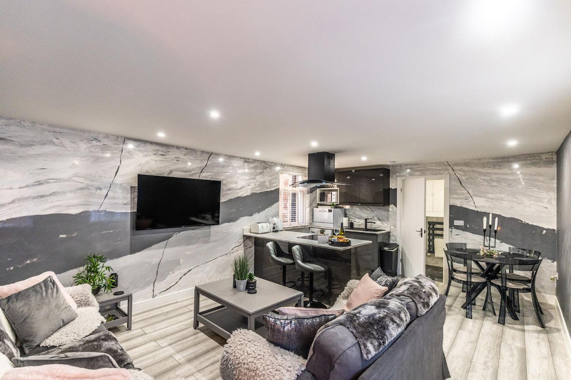 Luxury 2 Bedroom Apartment *